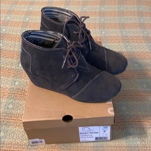 Tom’s lace up boots